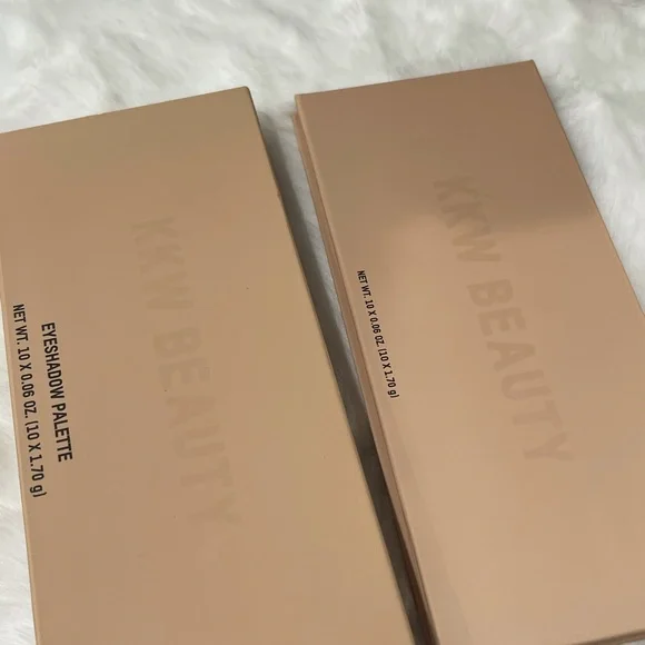 Classic Eyeshadow Palette- KKW Beauty
Kim Kardashian 🤎 - Picture 6 of 7